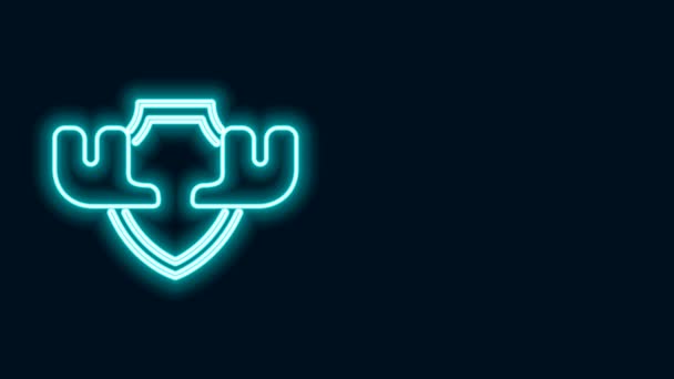 Linha de néon brilhante Chifres de alce no ícone de escudo isolado no fundo preto. Troféu de caça na parede. Animação gráfica em movimento de vídeo 4K — Vídeo de Stock