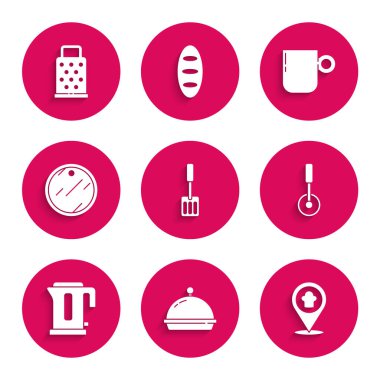 Spatula 'yı yemek tepsisiyle kaplayın. Şef şapkası, pizza bıçağı, elektrikli su ısıtıcısı kahve fincanı ve Grater ikonu. Vektör.