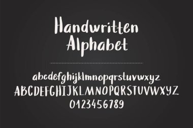 Elle çizilmiş alfabe, karatahta arka planında harfler ve sayılar, vektör illüstrasyonu