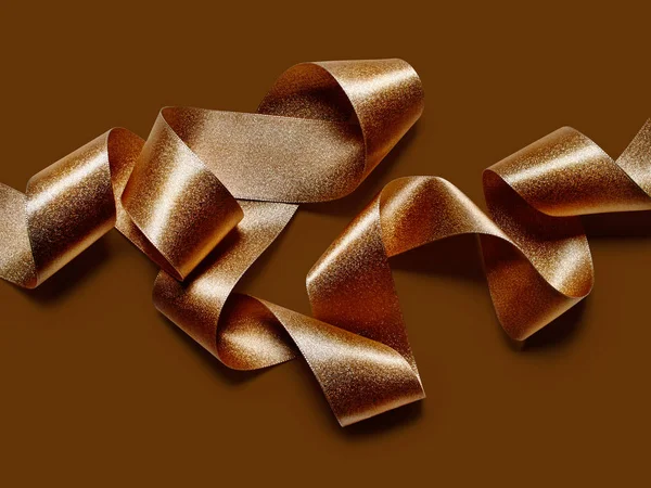 Крупним планом бронзову металеву стрічку ізольовано на бронзово-коричневій спині — стокове фото