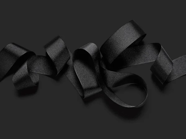 Чорна стрічка ізольована на темно-сірому фоні — стокове фото