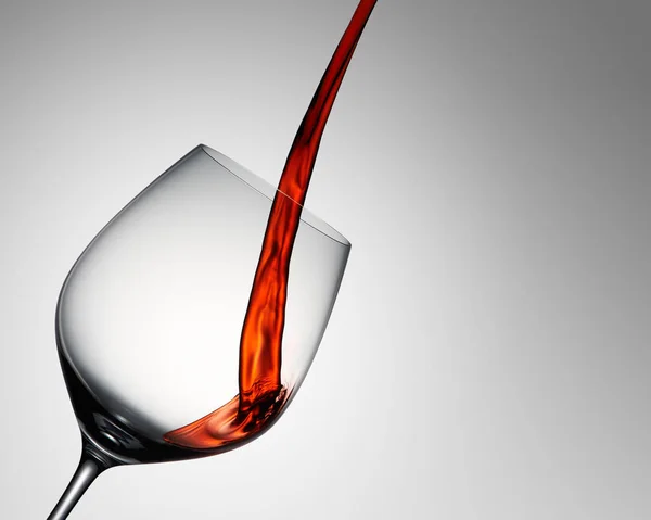赤ワインのクローズアップは、グレーのワイングラスに注ぐ — ストック写真