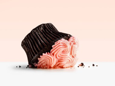 Pembe arka planda parçalanmış kek.