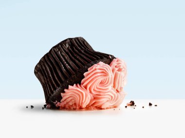 Mavi arka planda parçalanmış kek.