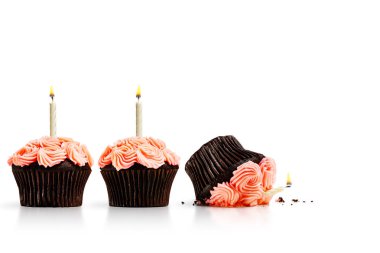 Whit 'e izole edilmiş mumlarla bir sıra kekte ezilmiş kek.