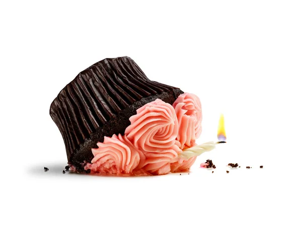 흰 바탕에 촛불이 붙어 있는 으깬 컵 케익 스톡 사진