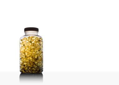 Balık yağı omega 3 ve D vitamini dolu şişe ile Amber kızdırma