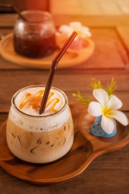 Latte buz kahve ahşap plaka üzerinde hizmet, beyaz fl ile dekore