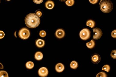 Koyu arka plana karşı tavanda yerel şekilli lambalar