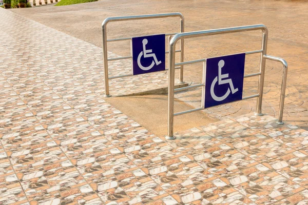 Caminho da inclinação da rampa da cadeira de rodas para handicap — Fotografia de Stock