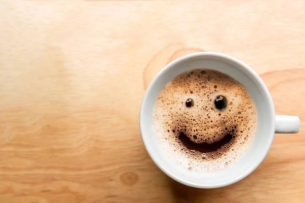 Köpüklü süt köpüğü sabah bir fincan kahvede gülümser.. — Stok fotoğraf
