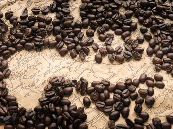 Concepto de granos de café en el mapa de Italia . — Foto de Stock