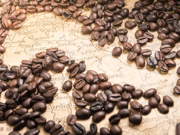 Поняття кавових зерен на мапі Італії. — стокове фото