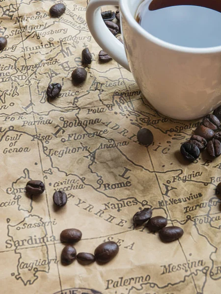Концепція кавових зерен на карті — стокове фото
