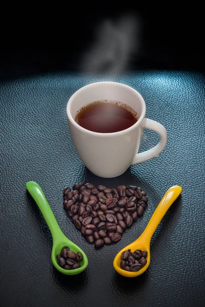 Concepto Granos de café en forma de corazón en piel de animal un oscuro — Foto de Stock