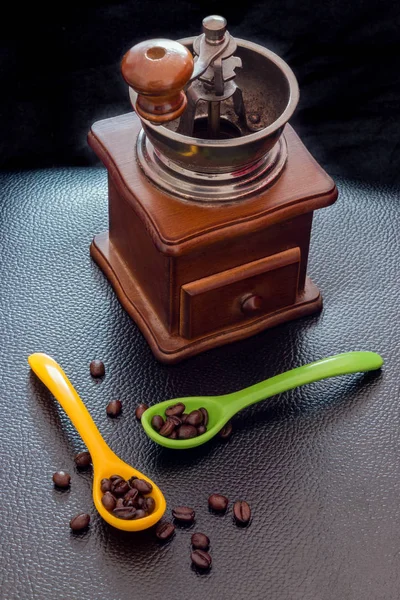 Кофе в зернах на коже животных темный фон и винтаг — стоковое фото