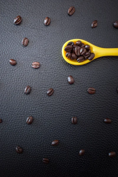 Concepto Granos de café sobre piel animal un fondo oscuro amarillo spo —  Fotos de Stock