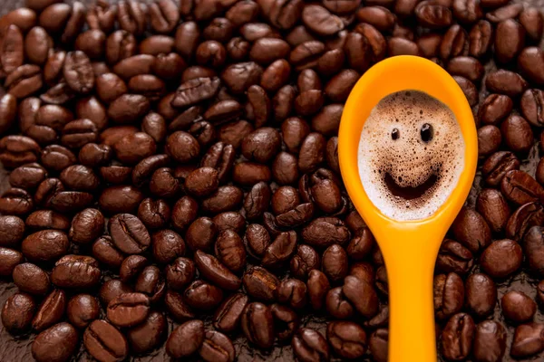 Torrefatto marrone chicchi di caffè modello, sfondo, vista dall'alto e smi — Foto Stock