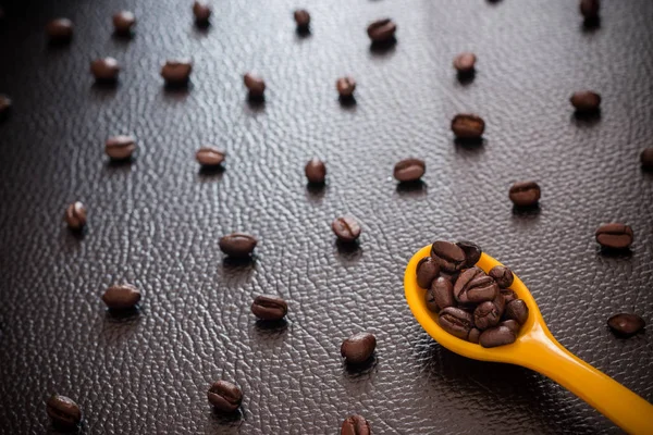 Concepto Granos de café sobre piel animal un fondo oscuro amarillo spo —  Fotos de Stock