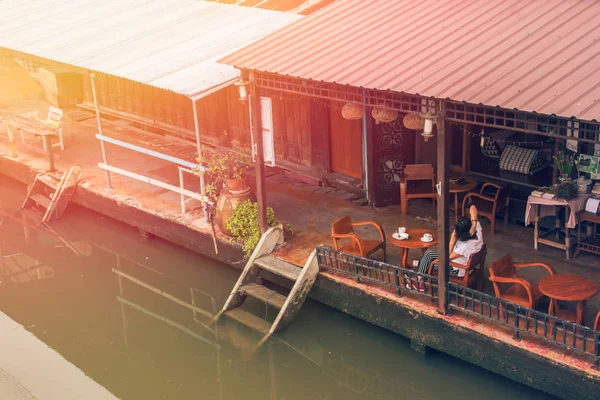 Retro landsbygd Coffee Shop nära floden och soluppgången. — Stockfoto