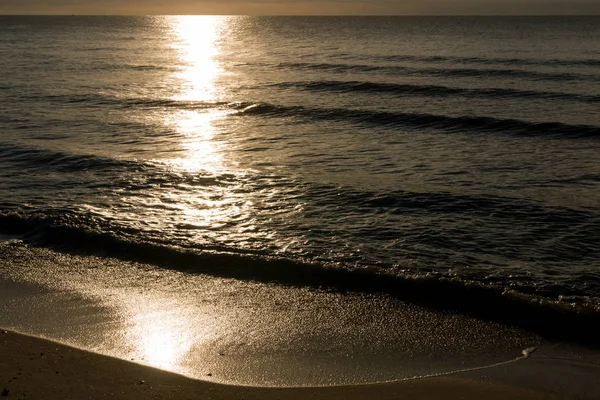 Salida del sol en la playa y nubes — Foto de Stock