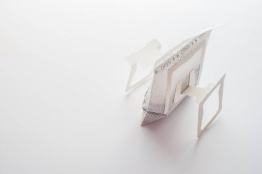 beyaz arka plan üzerinde kahve damla torbası.