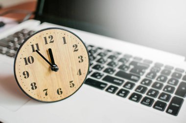 konsept Laptop ve saat saat 12:00 söylemek