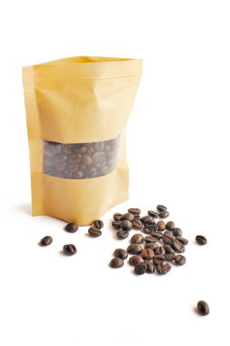 Kahve çekirdekleri beyaz arka plan üzerinde kağıt torbalarda paketlenmiş.