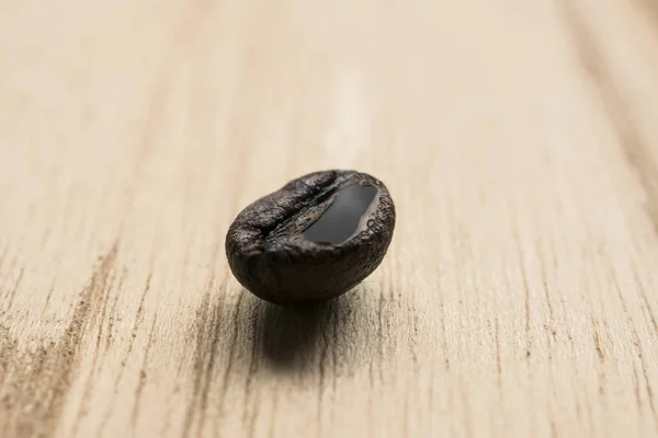 木製のテーブルの上のコーヒー豆のコンセプトクローズアップホットコーヒー — ストック写真