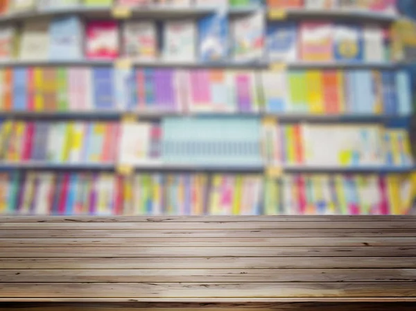 Üres fából készült asztal blur könyvespolcok a könyvesbolt háttérben Jogdíjmentes Stock Fotók