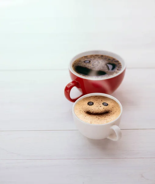 Milchschaum Lächelt Morgens Einer Tasse Kaffee — Stockfoto