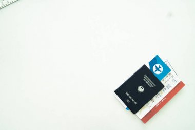 Tatil ve iş gezisi için beyaz bir arka planda uçak bileti ve biniş kartı ile pasaport