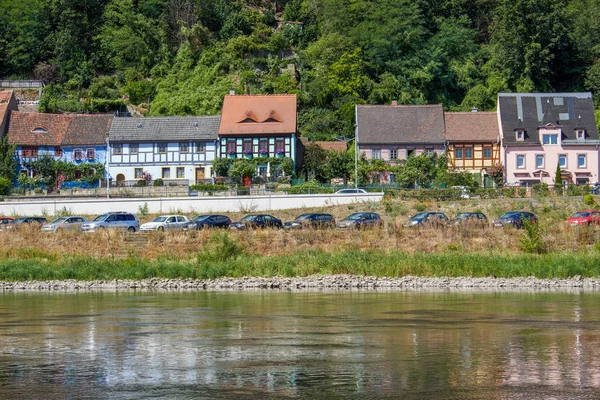 Saksonya'da Elbe nehri üzerinde eski balıkçı evleri