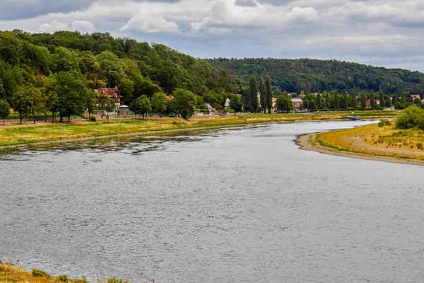 Elbe Nehri'nde bir yaz günü