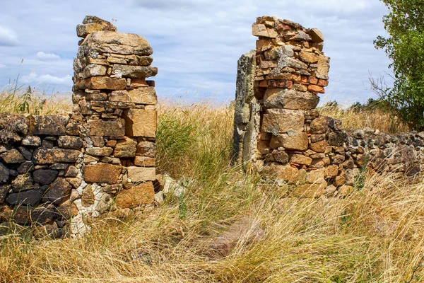 Bir bağa terk edilmiş giriş