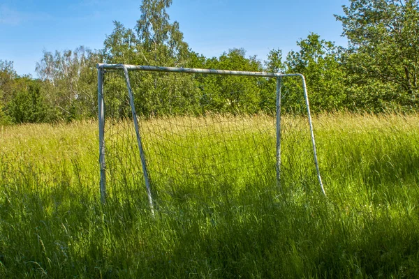 yetim, yalnız futbol sahası