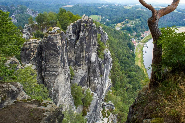 Pedras de arenito na "Suíça saxã" com o Elba no — Fotografia de Stock