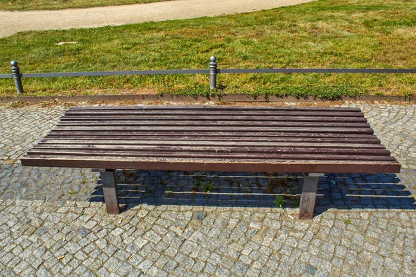 büyük ölçekli kahverengi ahşap park bankı