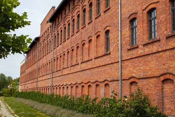 tuğladan yapılmış eski fabrika binası
