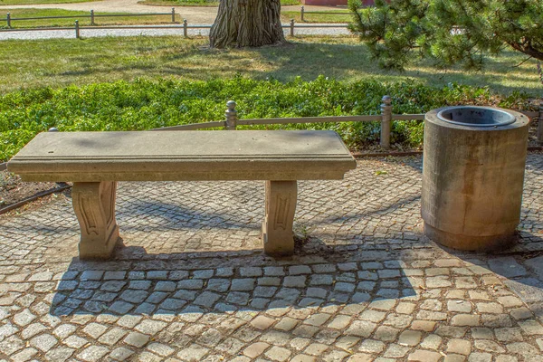 çöp ile taştan yapılmış klasik park bankı