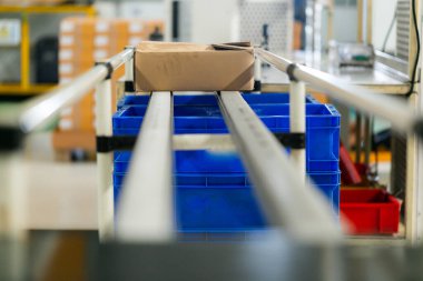 Pnömatik ekipman ve hidrolik sistemli makine parçası, elektrik parçası ve endüstriyel fabrikada üretim için mekanik cihaz.