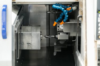 Pnömatik ekipman ve hidrolik sistemli makine parçası, elektrik parçası ve endüstriyel fabrikada üretim için mekanik cihaz.