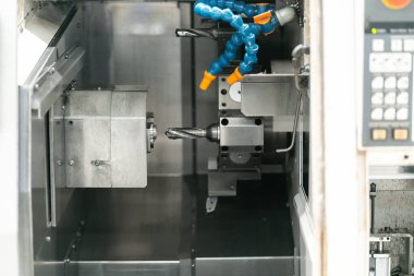 Pnömatik ekipman ve hidrolik sistemli makine parçası, elektrik parçası ve endüstriyel fabrikada üretim için mekanik cihaz.