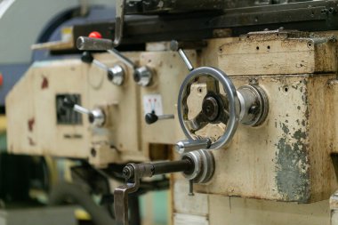 Pnömatik ekipman ve hidrolik sistemli makine parçası, elektrik parçası ve endüstriyel fabrikada üretim için mekanik cihaz.