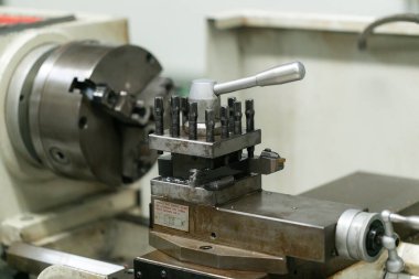 Pnömatik ekipman ve hidrolik sistemli makine parçası, elektrik parçası ve endüstriyel fabrikada üretim için mekanik cihaz.