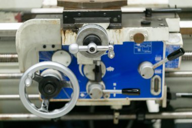 Pnömatik ekipman ve hidrolik sistemli makine parçası, elektrik parçası ve endüstriyel fabrikada üretim için mekanik cihaz.