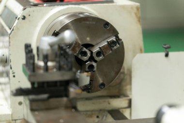 Pnömatik ekipman ve hidrolik sistemli makine parçası, elektrik parçası ve endüstriyel fabrikada üretim için mekanik cihaz.