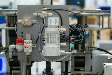 Pnömatik ekipman ve hidrolik sistemli makine parçası, elektrik parçası ve endüstriyel fabrikada üretim için mekanik cihaz.