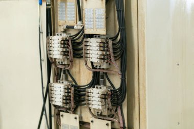 Pnömatik ekipman ve hidrolik sistemli makine parçası, elektrik parçası ve endüstriyel fabrikada üretim için mekanik cihaz.