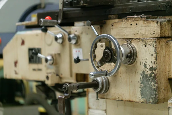 Pnömatik ekipman ve hidrolik sistemli makine parçası, elektrik parçası ve endüstriyel fabrikada üretim için mekanik cihaz.